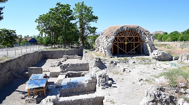 ŞAHABİYYE-İ KÜBRA MEDRESESİNDE ÇALIŞMALAR DEVAM EDİYOR 