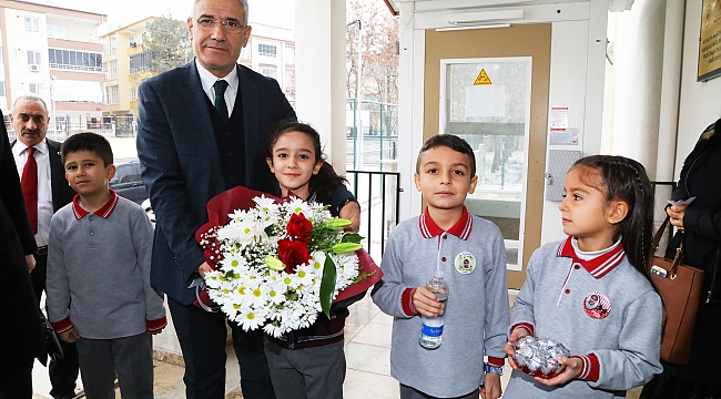 BAŞKAN GÜDER, ÇOCUKLARIN İLK KARNE HEYECANINA ORTAK OLDU