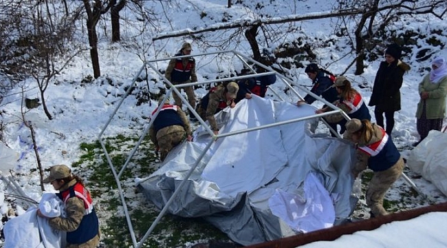 Depremzede Çadırlarına Jandarma Kadın Astsubay Eli