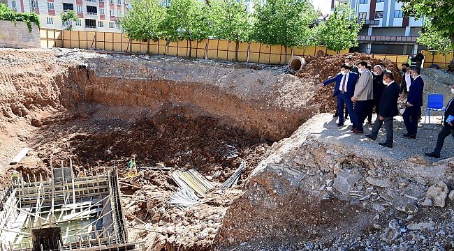 Kernek Meydanı’nda Yenileme Çalışmaları Sürüyor.